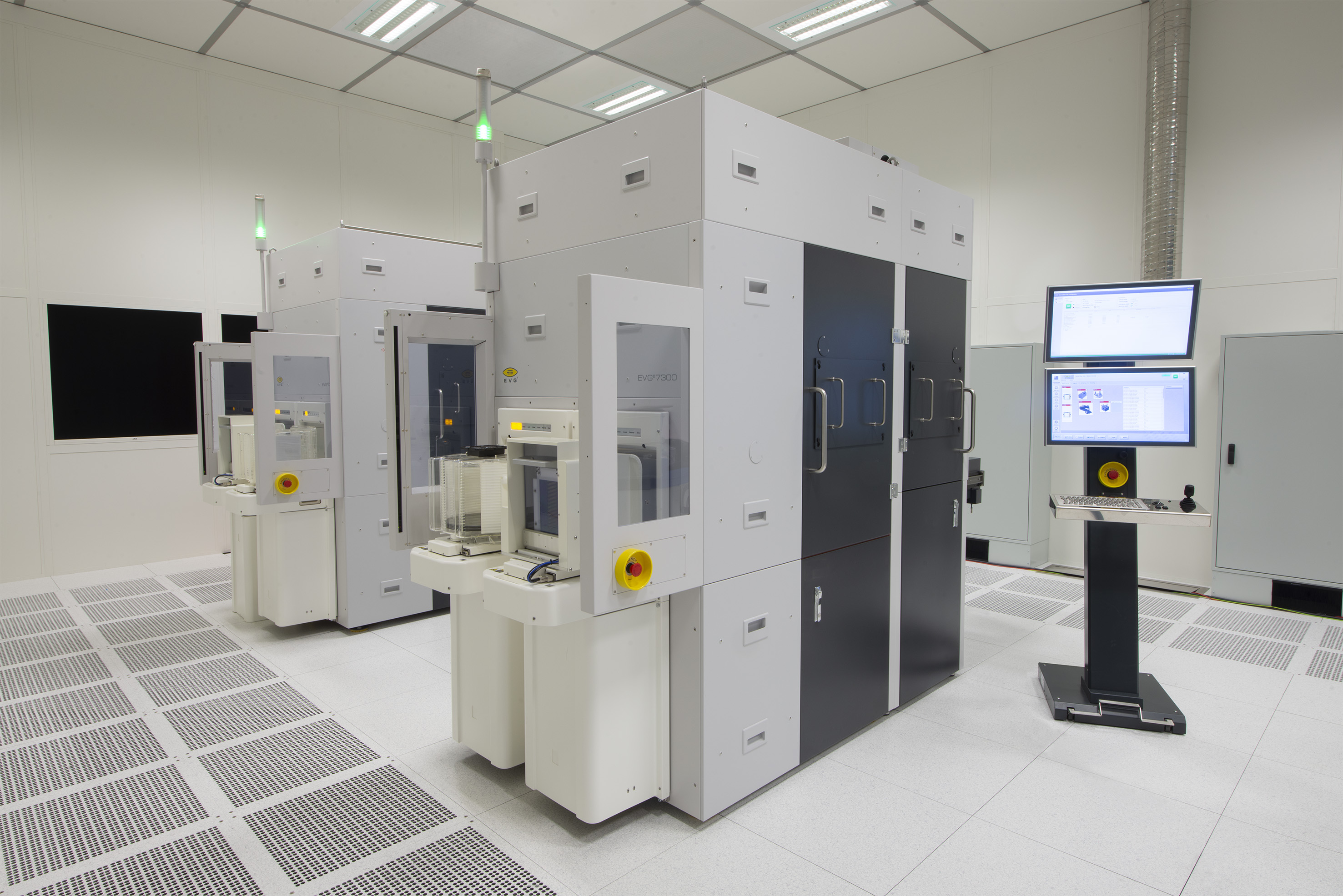 EVG®7300自动化SmartNIL®纳米压印与晶圆级光学系统在单个平台中结合了多种紫外线工艺技术，是一套先进的    多功能解决方案。