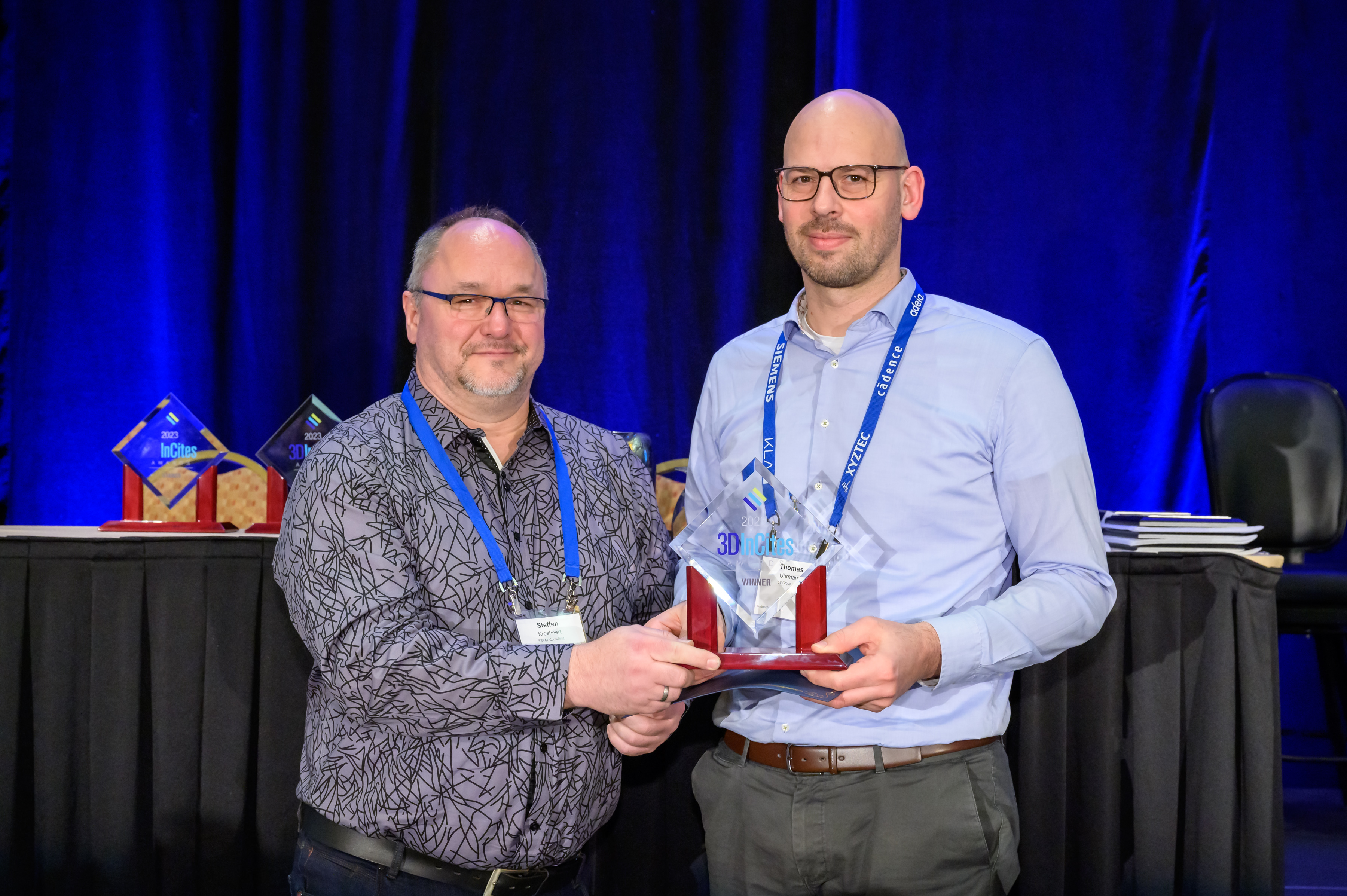 Steffen Kröhnert - Jury member and President ESPAT Consulting - handing over the 3DInCites Award to EVG's Thomas Uhrmann