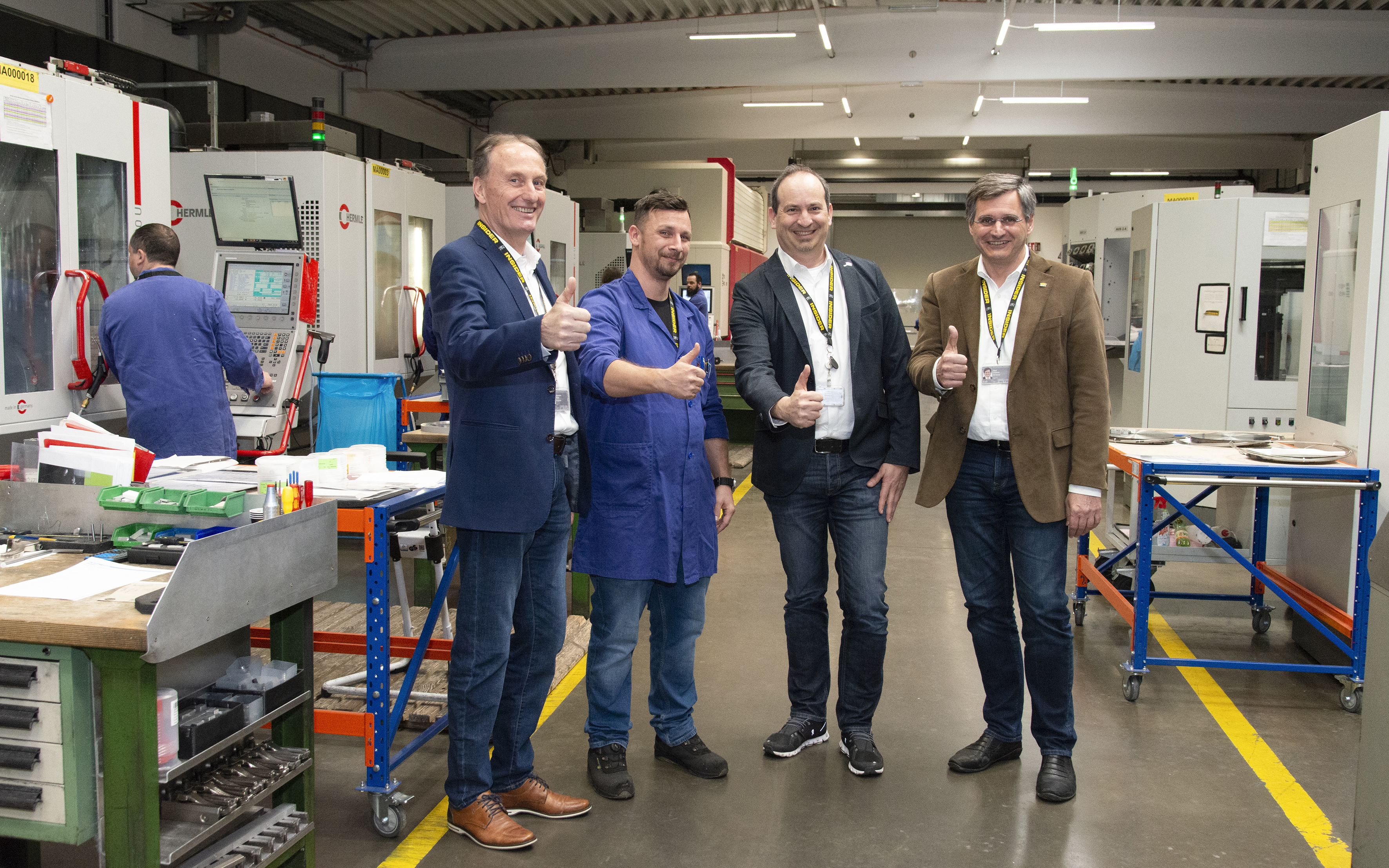Mit Insider Mario (2. von links) ist das EVG Team im Headquarter nun vierstellig: Die Geschäftsleitung begrüßte den Zerspanungstechniker an seinem Arbeitsplatz im hochmodernen Machining Center.