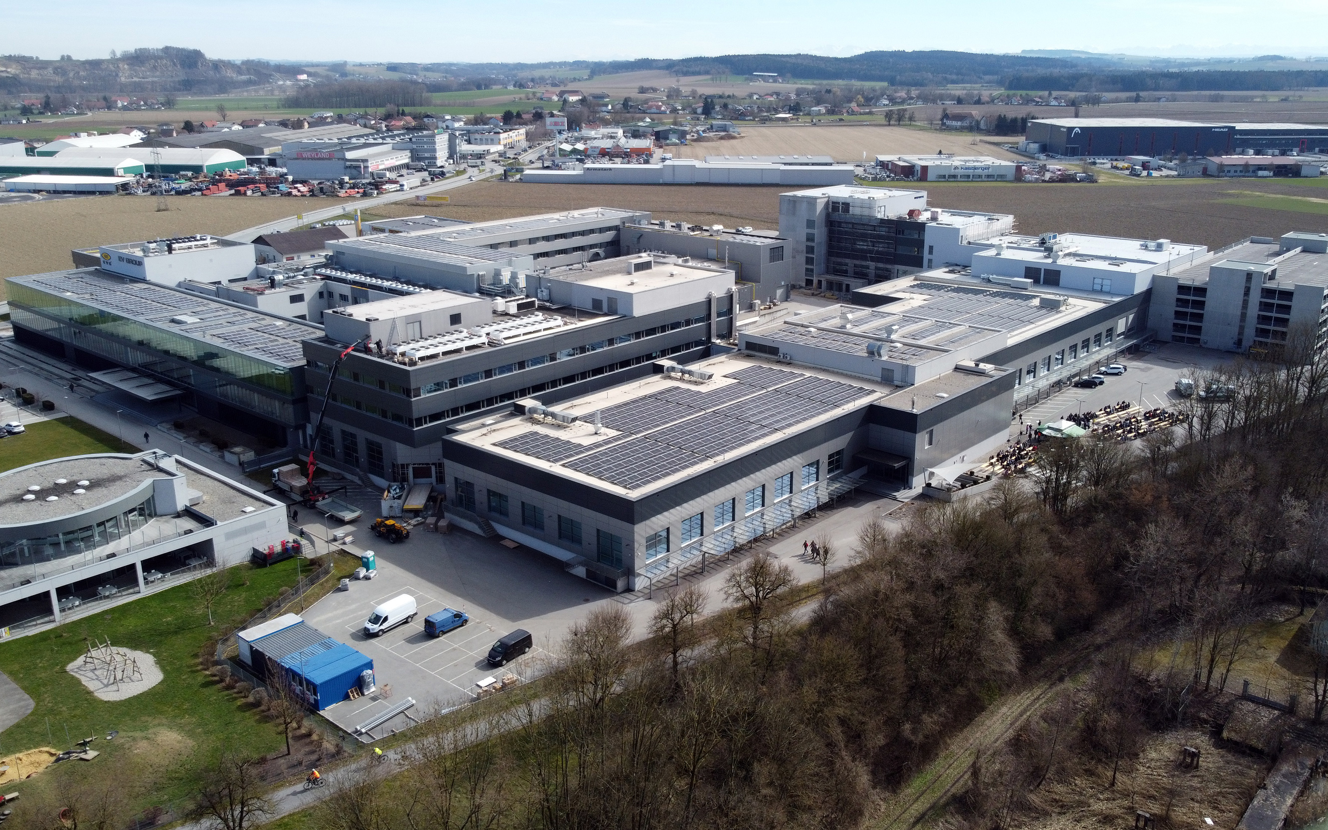 Am EVG Hauptsitz in St. Florian am Inn wird laufend investiert: 2023 werden rund 4.000 m² neue Fertigungsfläche in Betrieb genommen und 150 neue Insider an Bord geholt. 