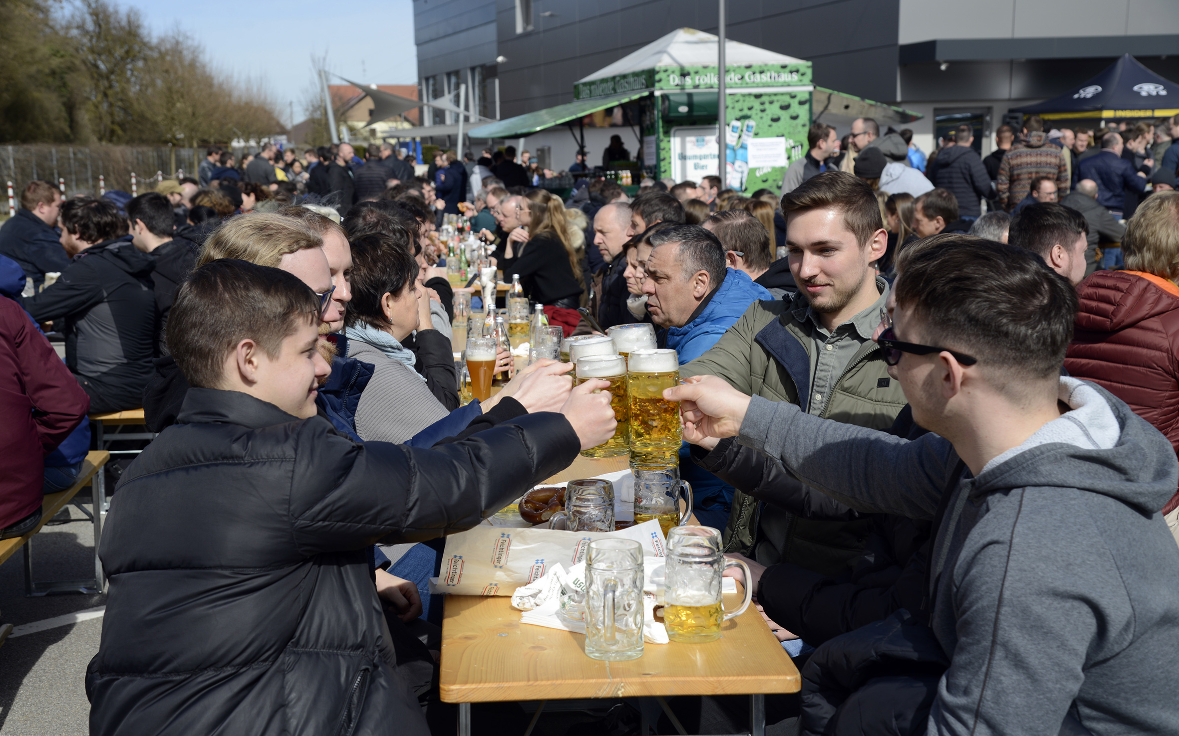 1.000 EVG Insider am Standort St. Florian am Inn: Bei einer zünftigen Jausn wurde die Gemeinschaft zelebriert. 