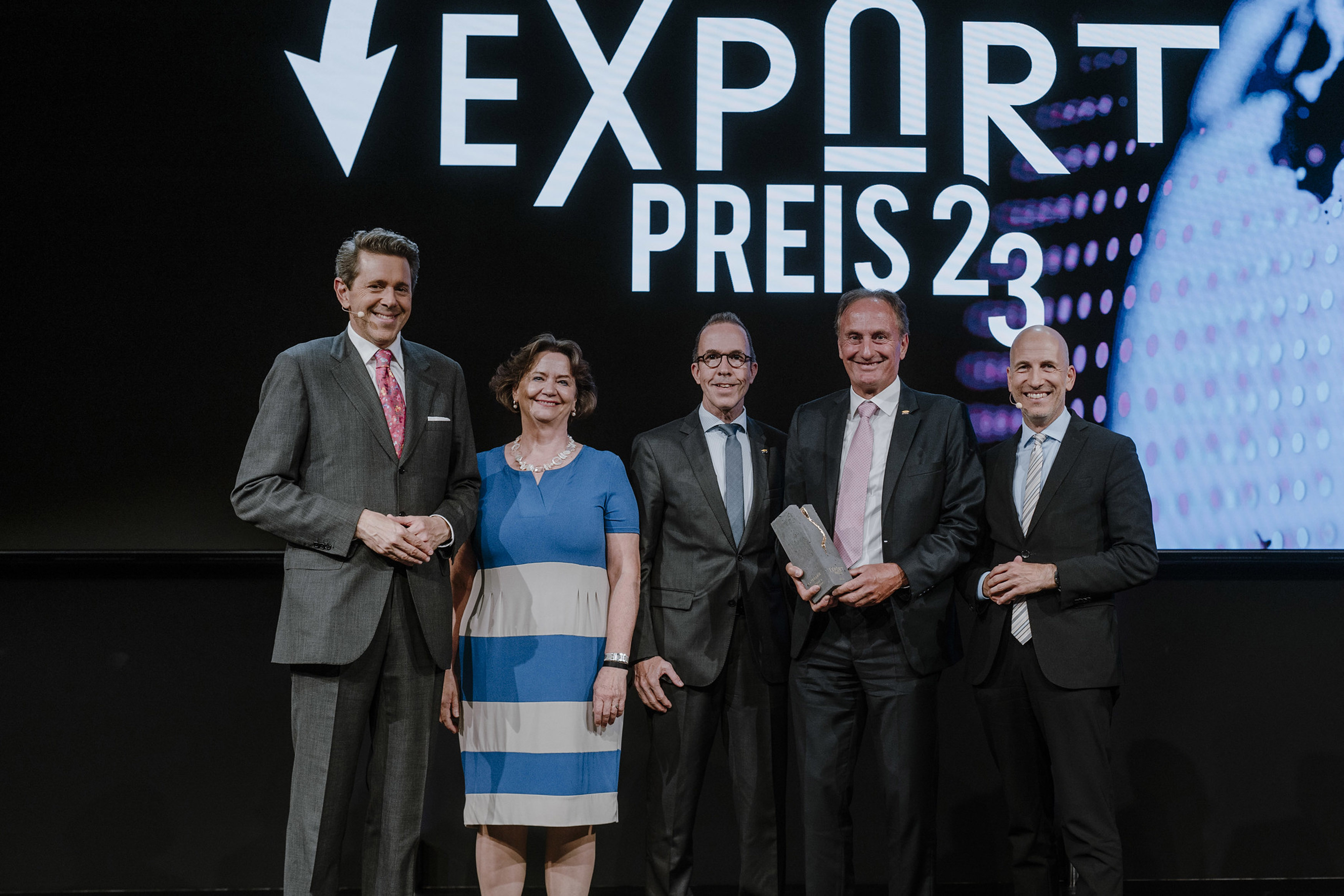 © Nadine Studeny: WKÖ-Präsident Harald Mahrer, WKÖ-Obfrau der Bundessparte Gewerbe und Handwerk Renate Scheichelbauer-Schuster, Arbeits- und Wirtschaftsminister Martin Kocher, Clemens Schütte, (3. v. l.) und Hermann Waltl, EVG (4. v. l.).