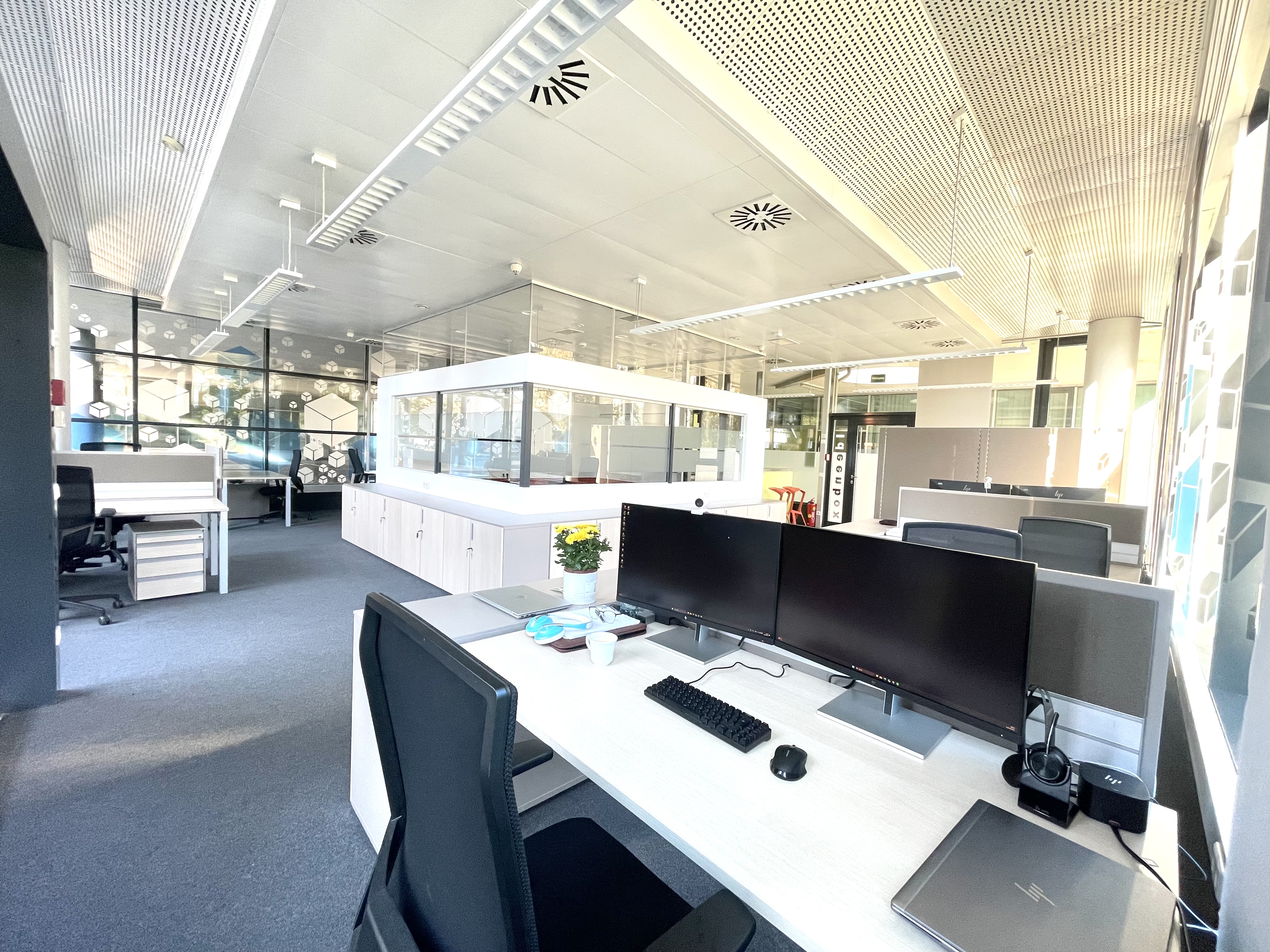 Das neue EVG-Büro in Linz befindet sich im Tech Harbor, einem Bürokomplex am Linzer Hafen, in dem zahlreiche IT-Firmen und Start-ups ansässig sind. 