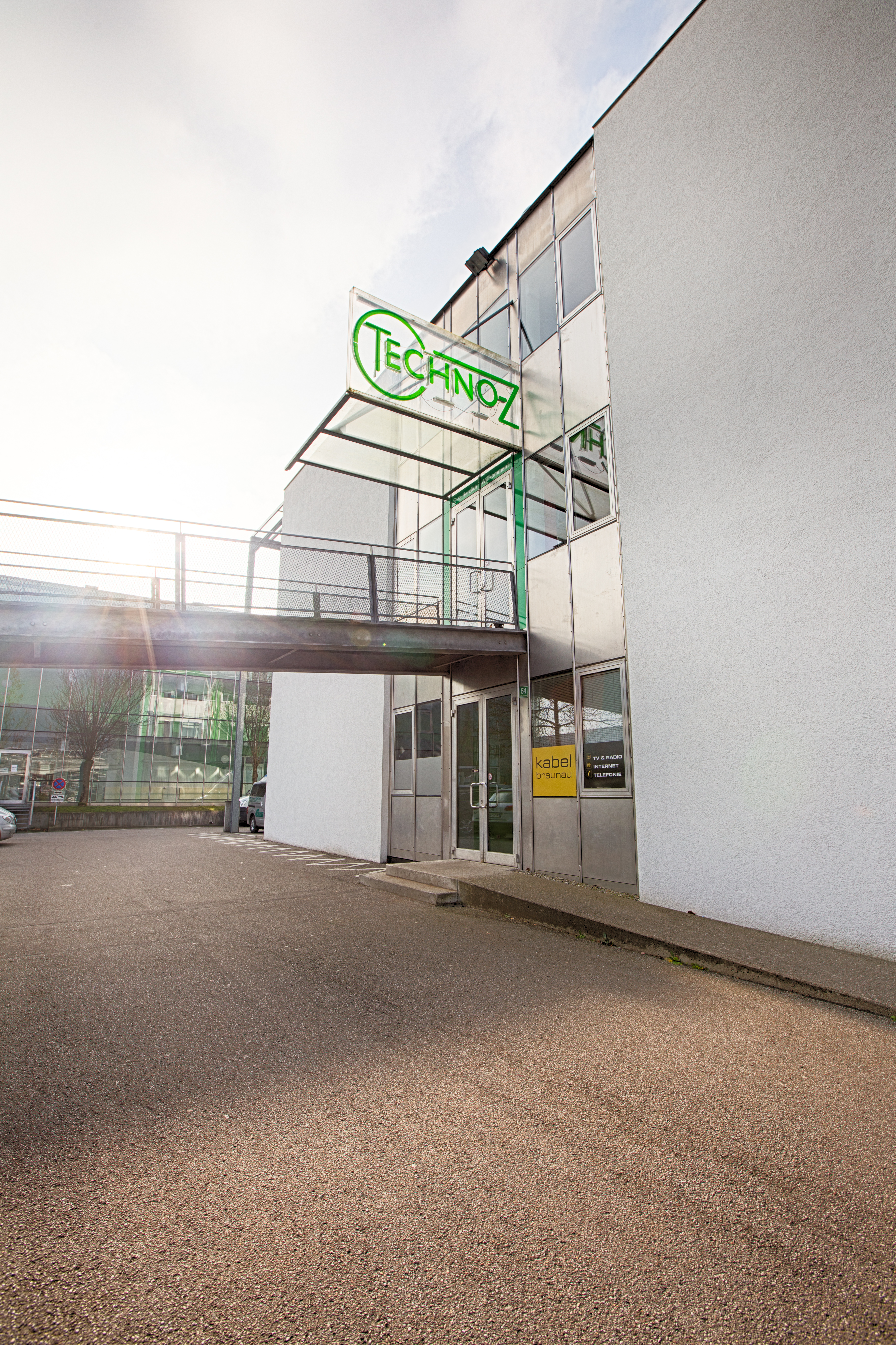 EVG expandiert auch im Innviertel: Im Techno-Z Braunau fand kürzlich die Schlüsselübergabe für neue Office statt. Es gibt acht Arbeitsplätze für Insider aus den Fachrichtungen IT und Softwareentwicklung sowie -design. © Techno-Z