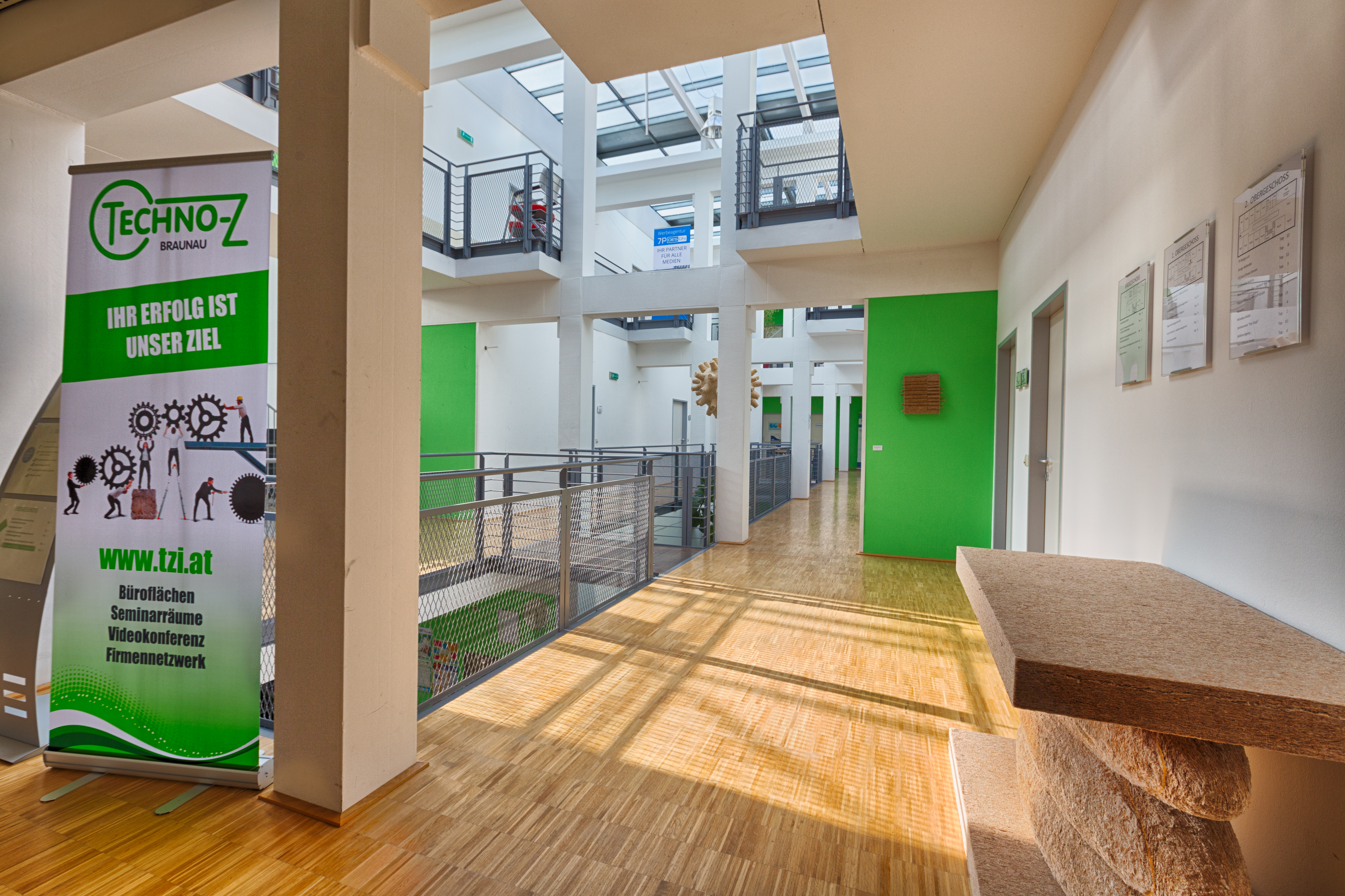 EVG expandiert auch im Innviertel: Im Techno-Z Braunau fand kürzlich die Schlüsselübergabe für neue Office statt. Es gibt acht Arbeitsplätze für Insider aus den Fachrichtungen IT und Softwareentwicklung sowie -design. © Techno-Z