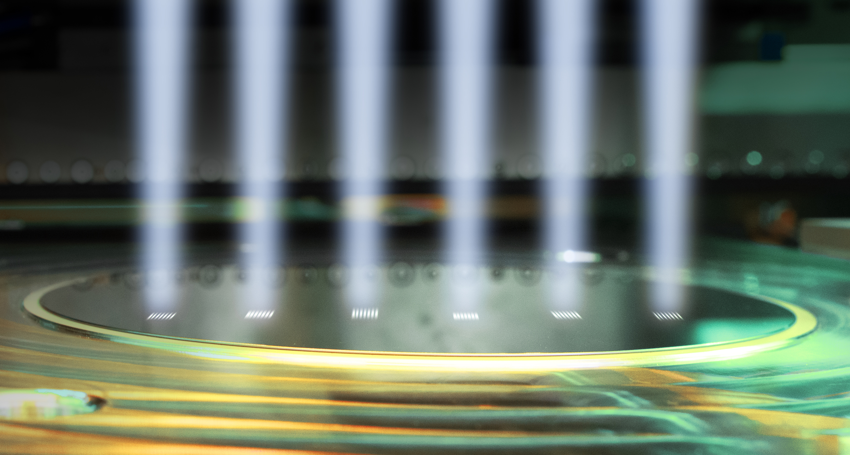 The LITHOSCALE® XT system utilizes up to six exposure heads in parallel to achieve maximum throughput and performance. Shown here is a depiction of the working principle of the LITHOSCALE XT. 