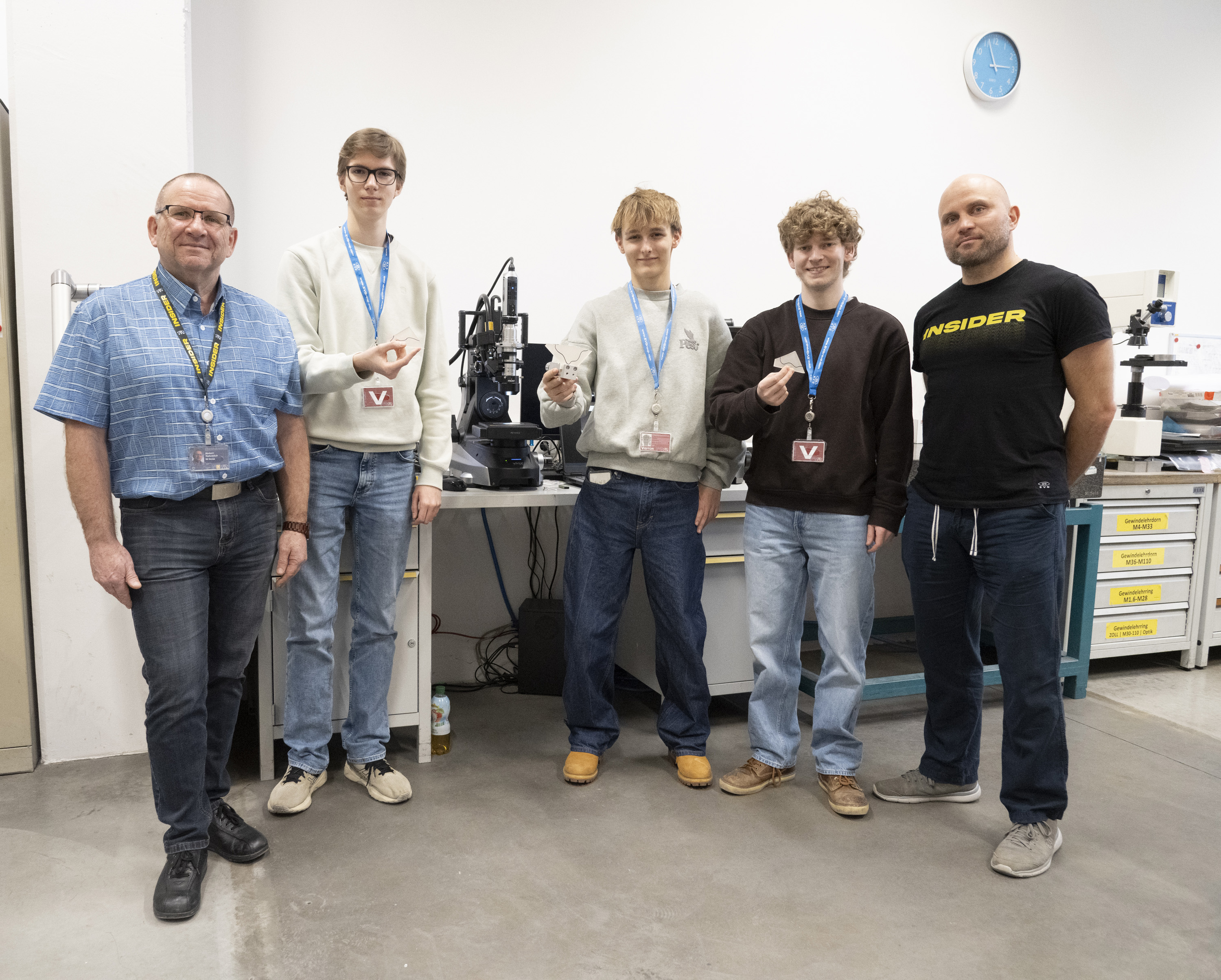 Materialprüfung im Machining Center von EVG – hier wurden ausgewählte Tests gemeinsam mit den Schülern durchgeführt. Von links: Herbert Tiefenböck (Corporate Operations Director von EVG), Diplomanden Samuel, Philip und Simon, Marian Meinhard (Projektbetreuer EVG).