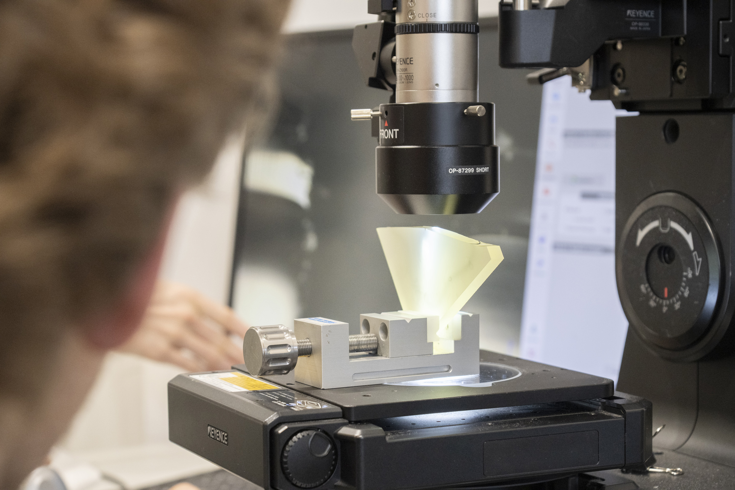 Systematische Analyse des Bruchverhaltens: Insgesamt wurden 100 Glasproben schrittweise bis zum Bruch belastet. Systematische Analyse des Bruchverhaltens: Insgesamt wurden 100 Glasproben schrittweise bis zum Bruch belastet.