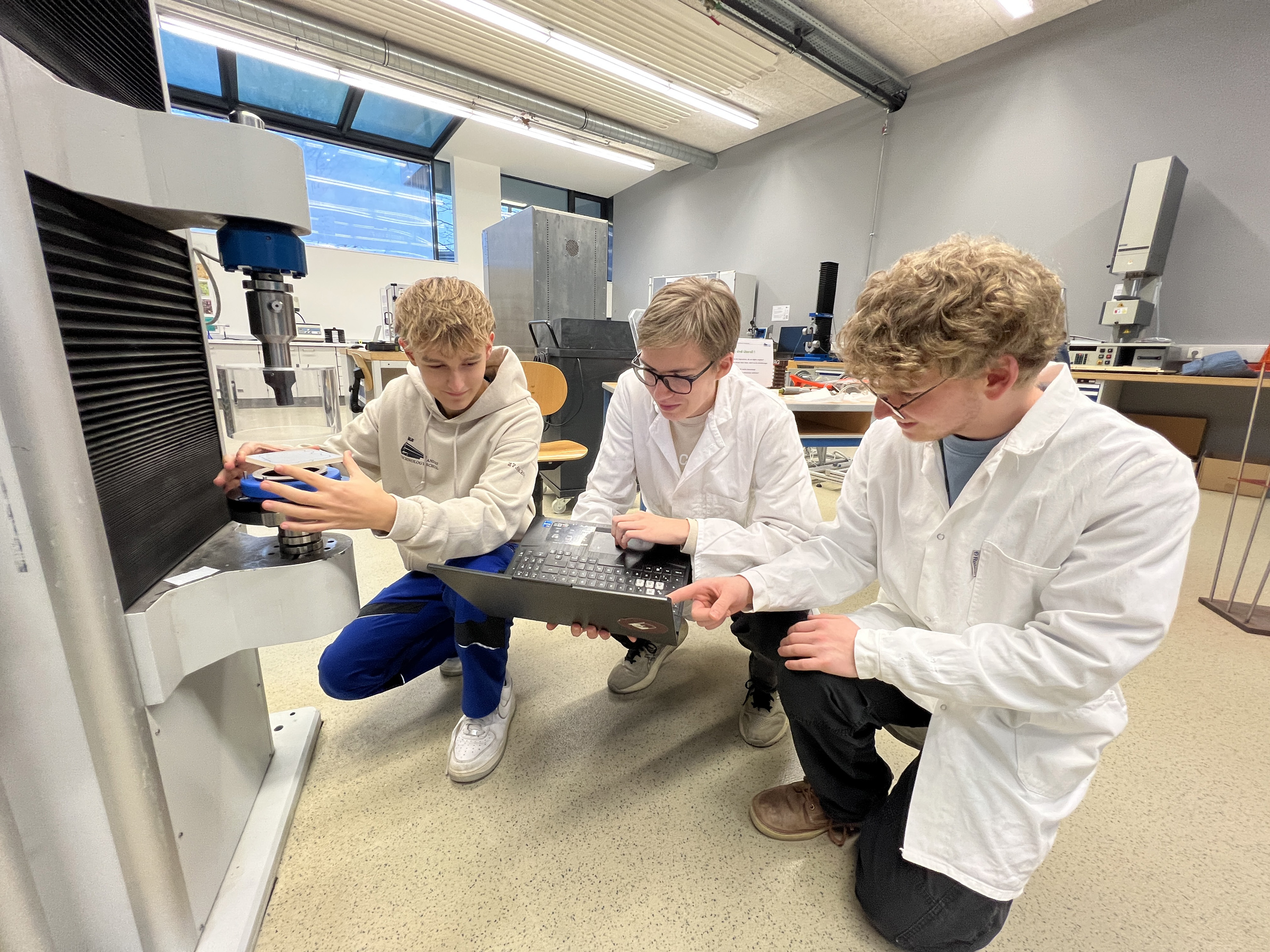 Die von EVG bereitgestellte Prüfvorrichtung kommt künftig im Labor der Andorf Technology School zum Einsatz. Die von EVG bereitgestellte Prüfvorrichtung kommt künftig im Labor der Andorf Technology School zum Einsatz.