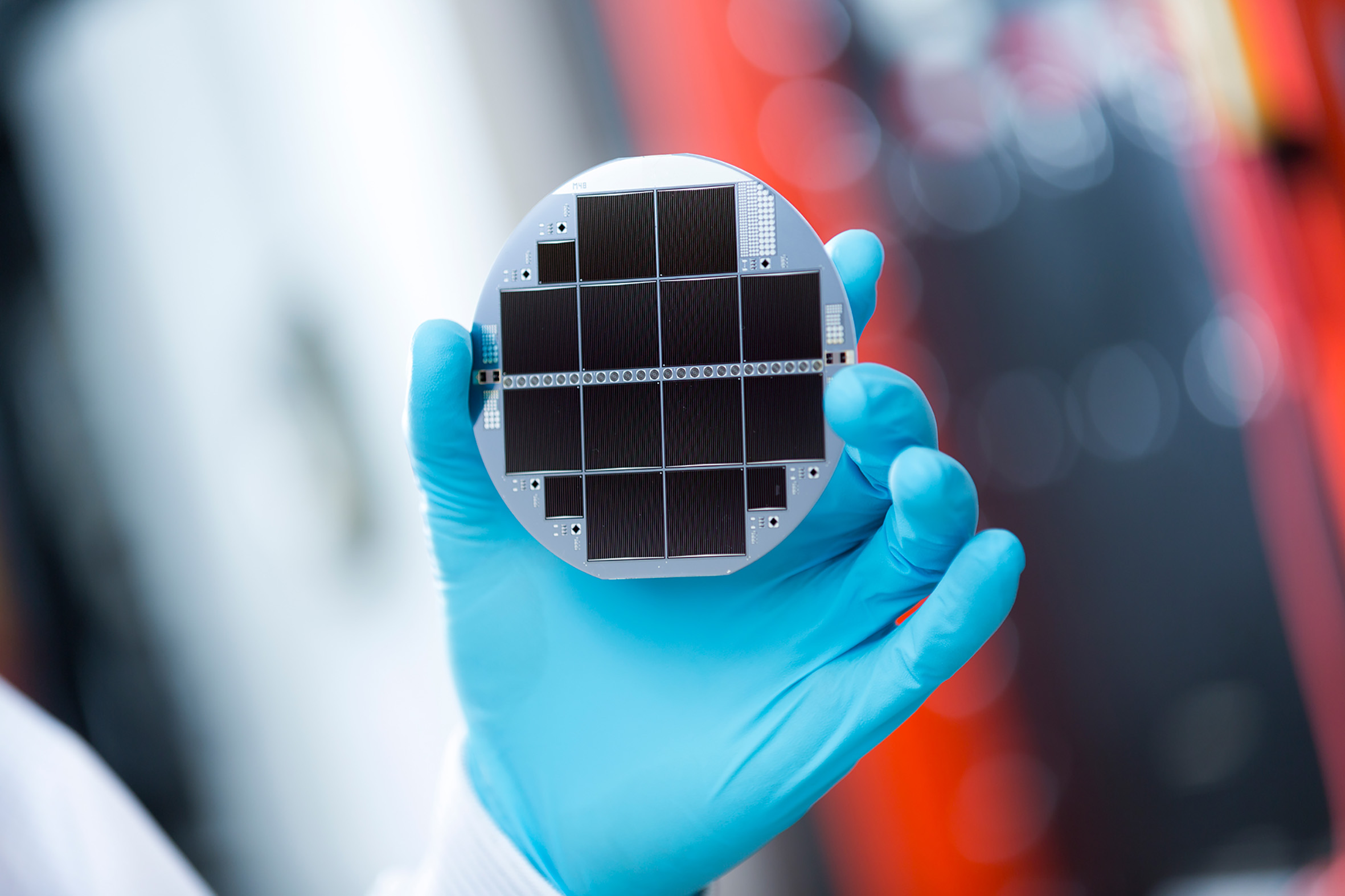 Silicon-based multi-junction solar cell consisting of III-V semiconductors and silicon. The record cell converts 33.3. percent of the incident sunlight into electricity.  © Fraunhofer ISE / Photo: Dirk Mahler