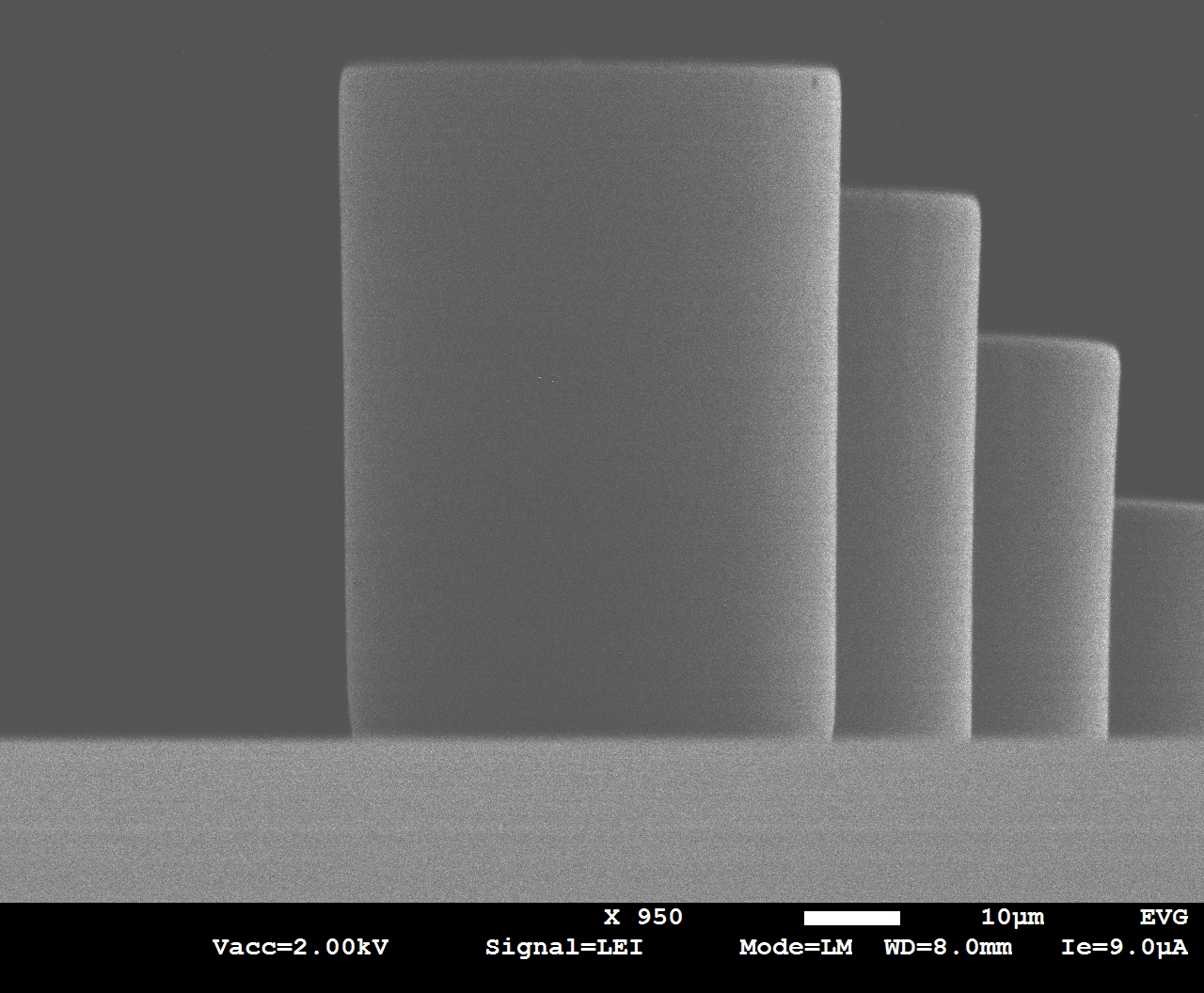 50 um 厚の SU-8 露光ピラー、側壁角度 90° +/- 0.5°、露光およびプロセス方法の最適化により実現